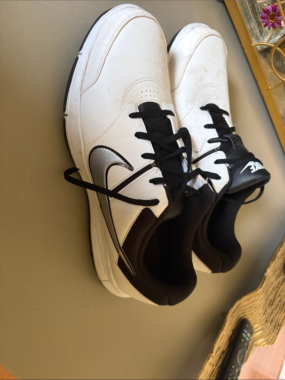 Nike Men’s White and black Nike golf shoes